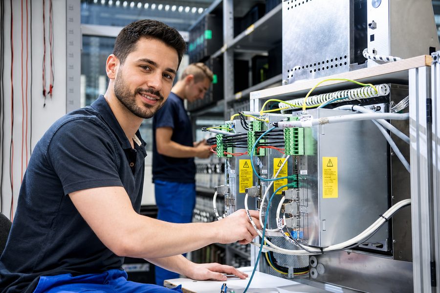 Equipamentos industriais em processo de manutenção